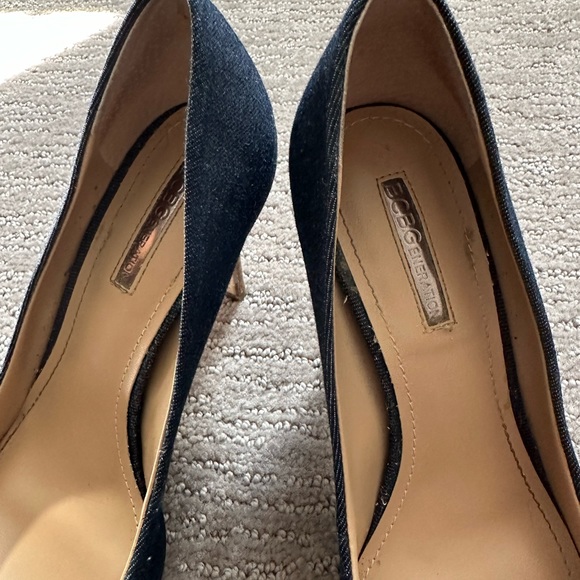 Size 6, bcbg pumps in faux denim-color. - Picture 3 of 6